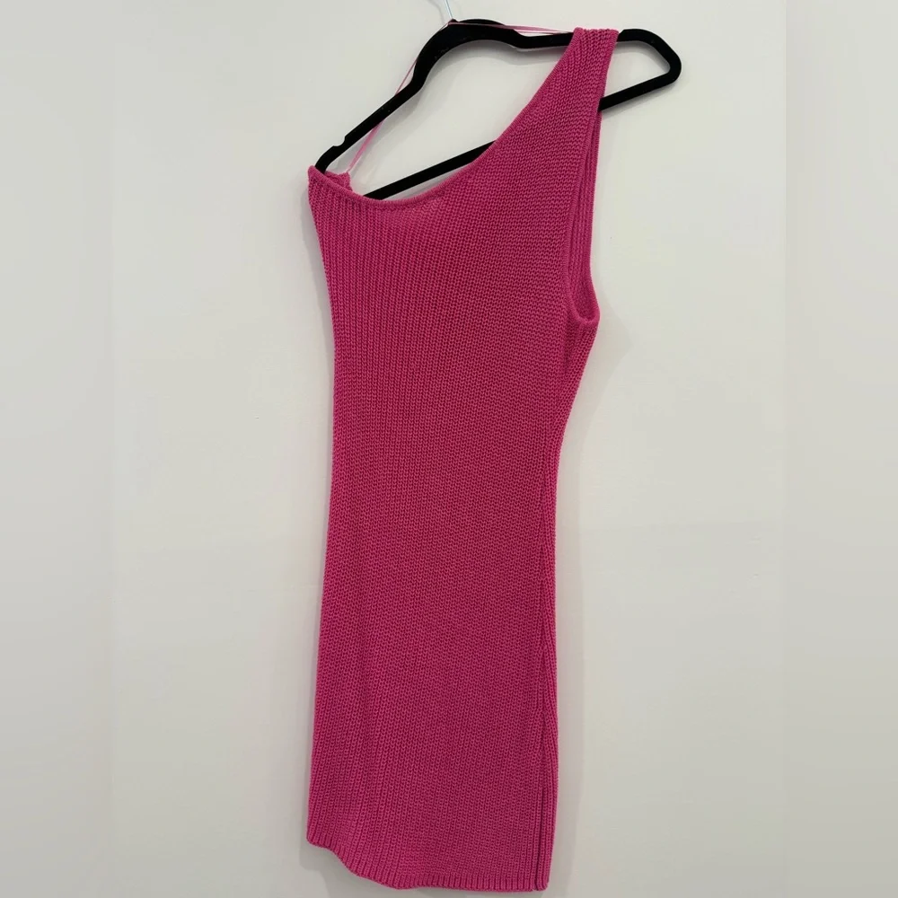 Le Lis Barbie Pink Crochet One Shoulder Mini Bodycon Dress; Woman’s medium - Picture 3 of 6